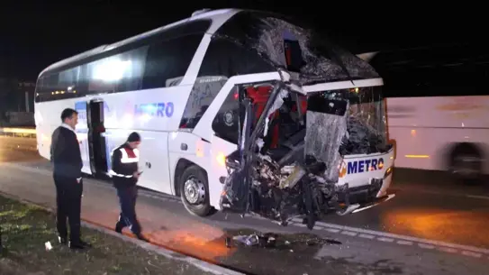 Kaza anındaki otobüs ve tır