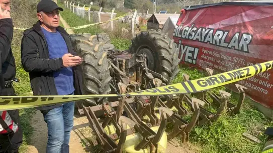 Devrilen traktör ve altında kalan sürücü