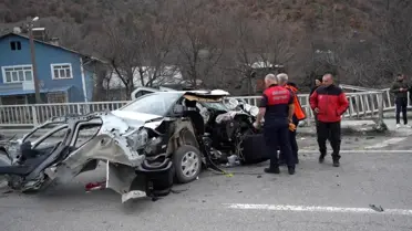 Kaza yerinde polis ve sağlık ekipleri