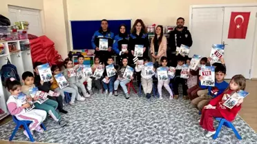 Polis memurları çocuklara güvenlik kurallarını anlatıyor