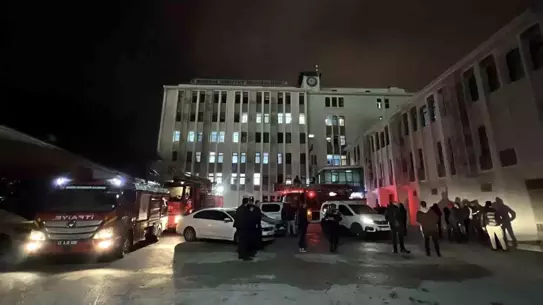 İtfaiye ekipleri yangını söndürürken