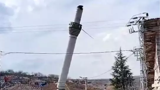 Kontrollü şekilde yıkılan camii minaresi