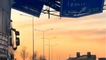 Kaza sonrası savrulan tır dorsesi