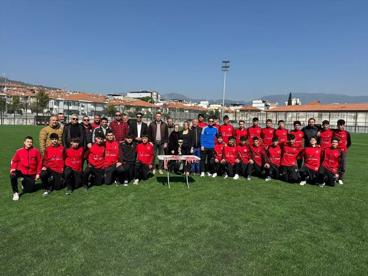 Söke Gençlerbirliği U-16 ve U-18 Takımları Aydın’da Şampiyonluk Kupasını Aldı