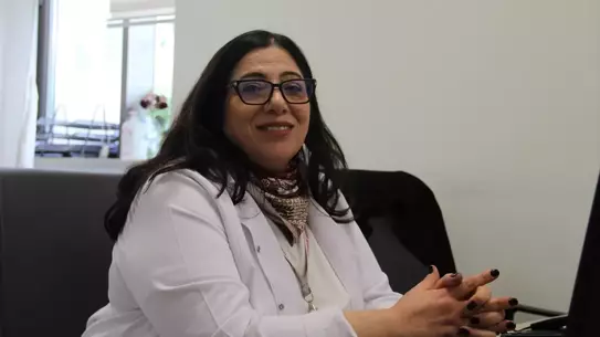 Münevver Mertsoylu Aydın doktorun hastalarına hizmet verirken