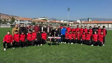 Söke Gençlerbirliği U-16 ve U-18 takımlarının şampiyonluk kupasıyla poz verdiği an