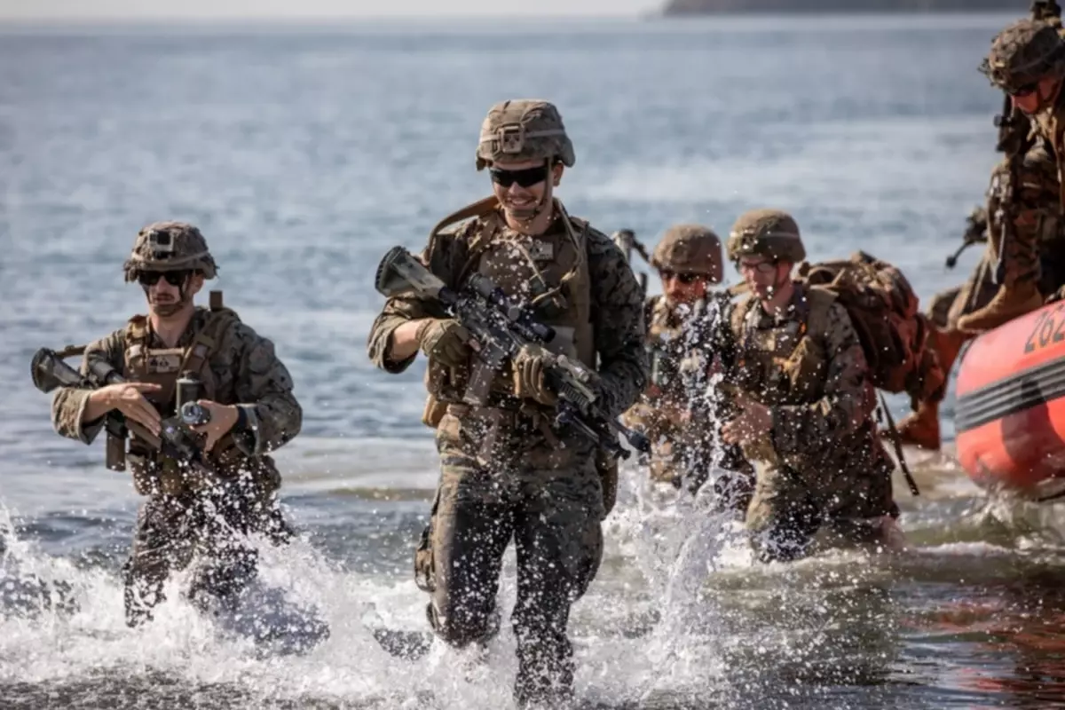 ABD Deniz Piyadesi 2.500 Askeri Hark Adası Operasyonuna Hazırlanıyor