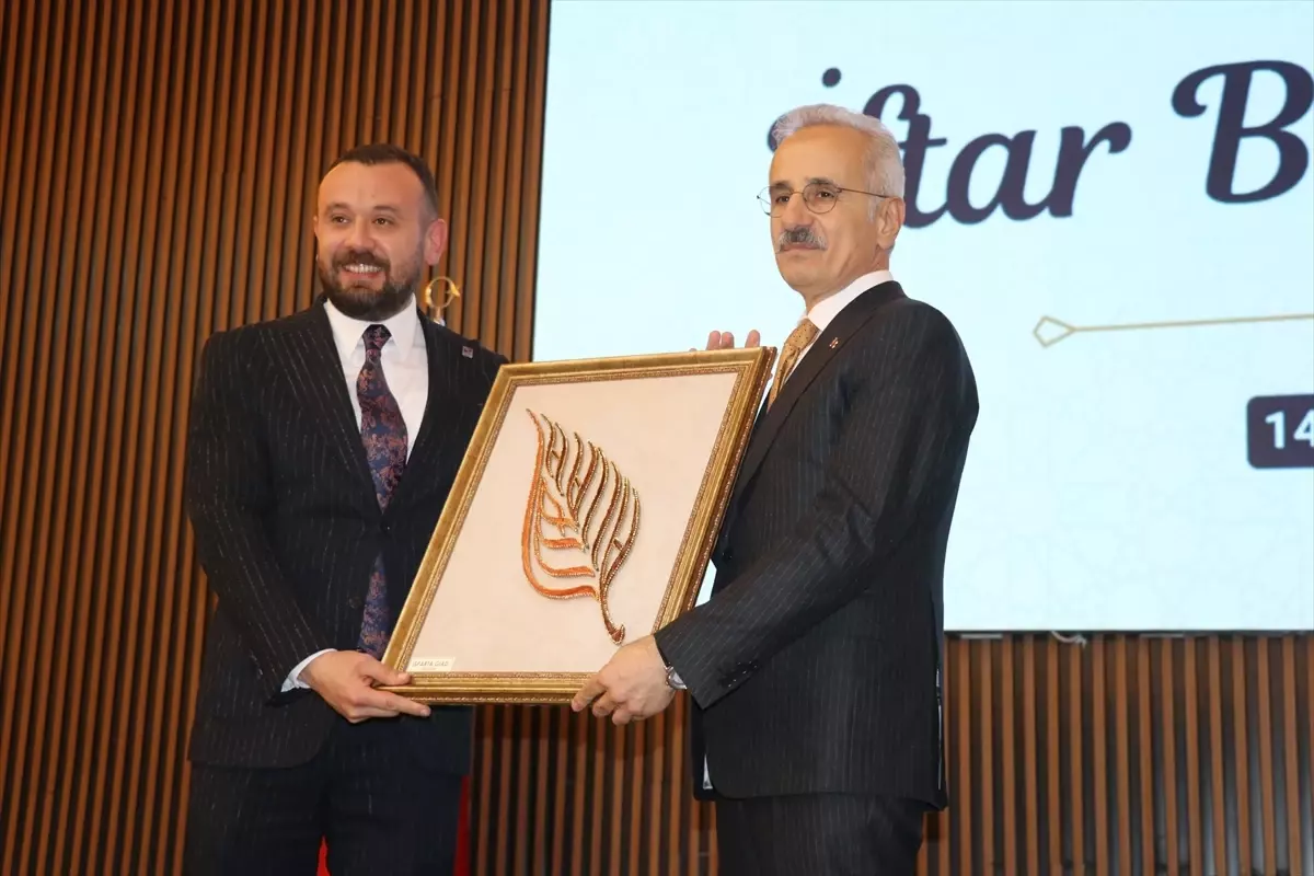 Ulaştırma ve Altyapı Bakanı Uraloğlu'ndan Isparta İftar Programı: Küresel Gerilimler ve Türkiye'nin Güven Rolü