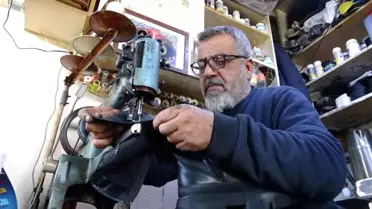 Ayakkabı tamirciliği atölyesinde çalışan Muharrem Borazan