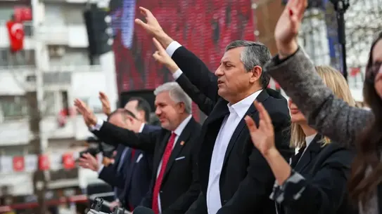 Mitingde konuşma yapan Özgür Özel