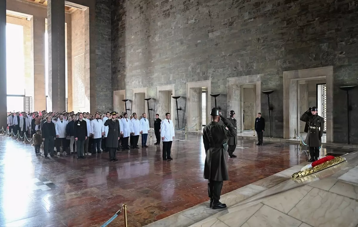 Tıbbiyeliler Derneği, Anıtkabir’de Tıp Bayramı Anlamlı Bir Saygı Duruşu Gerçekleştirdi