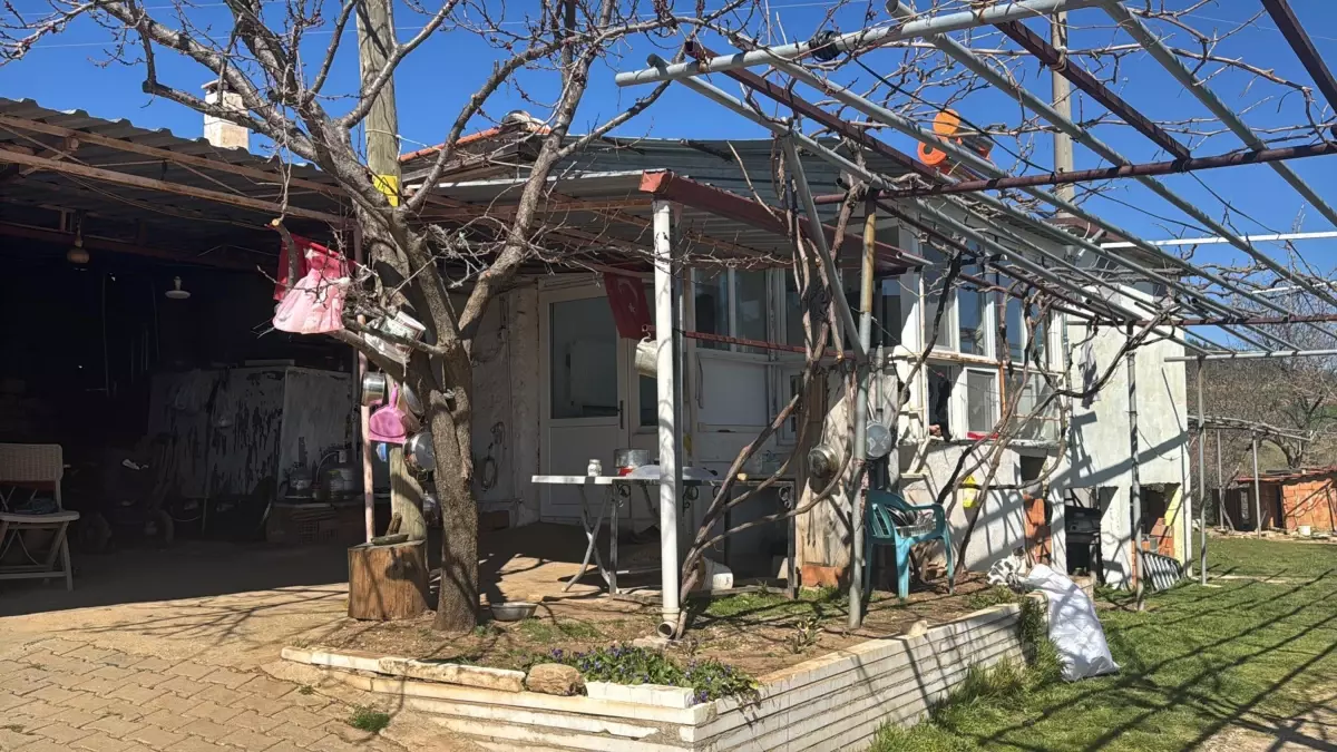 71 ve 72 Yaşındaki Çift, Engelli Üç Çocuğuna 52 Yıllık Sevgi Dolu Bakımını Sürdürüyor