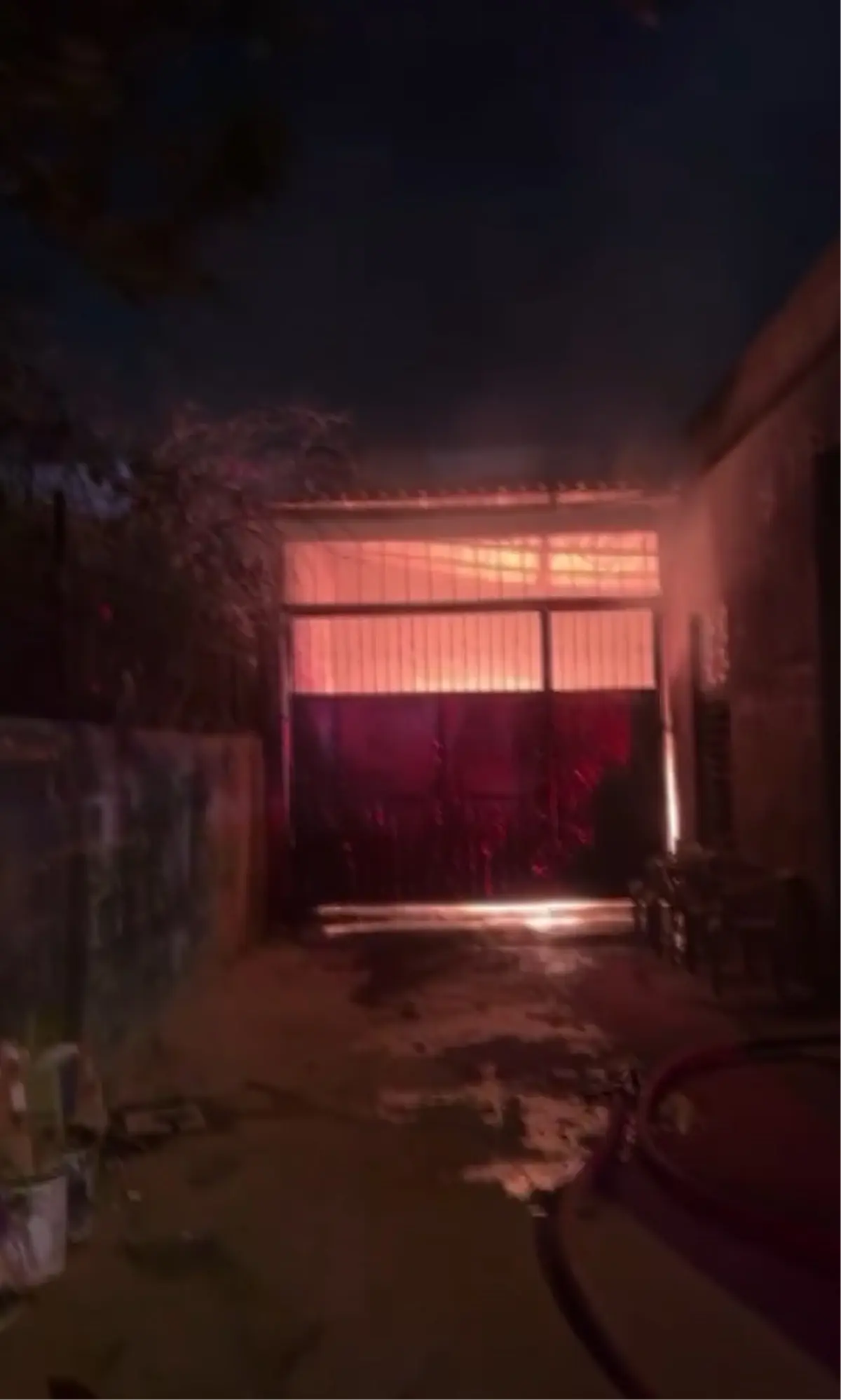 Adana'da Mobilya Atölyesinde Çıkan Yangın Hızlıca Kontrol Altına Alındı