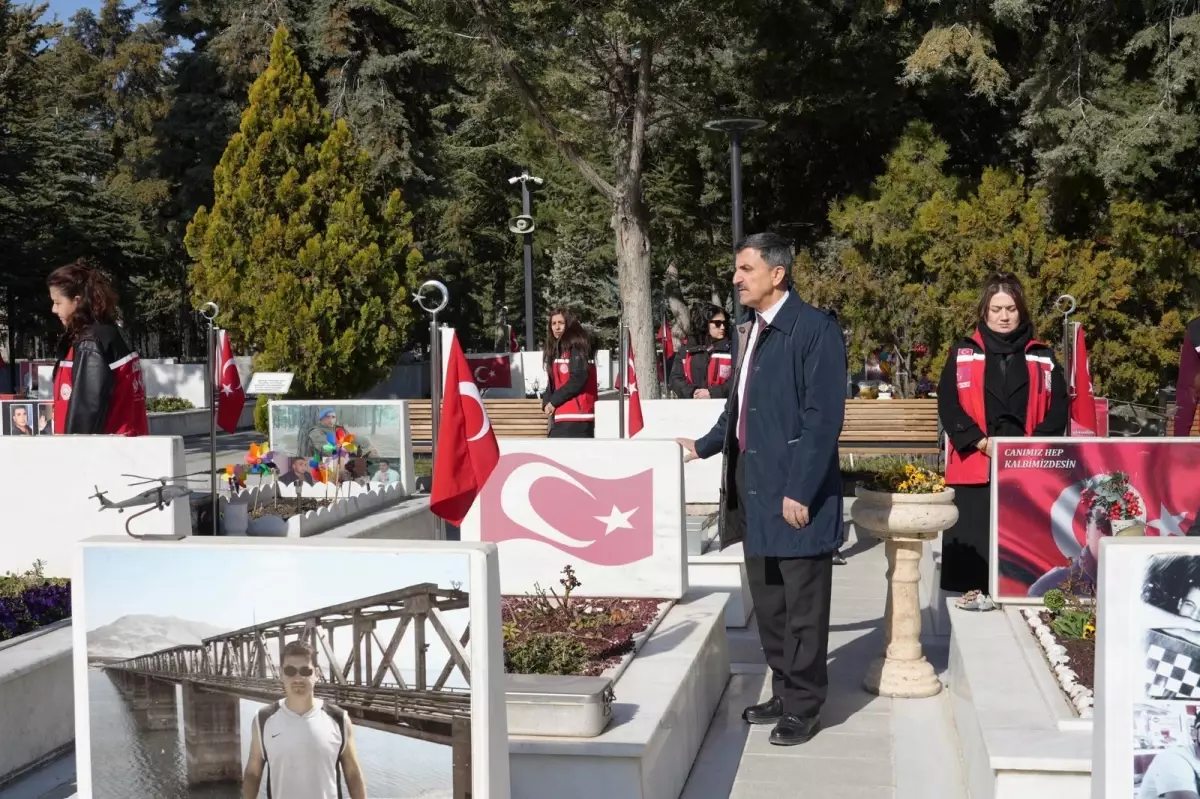 Aile ve Sosyal Hizmetler Bakanı Mahinur Özdemir Göktaş'tan Ankara'da Şehitlik Ziyareti