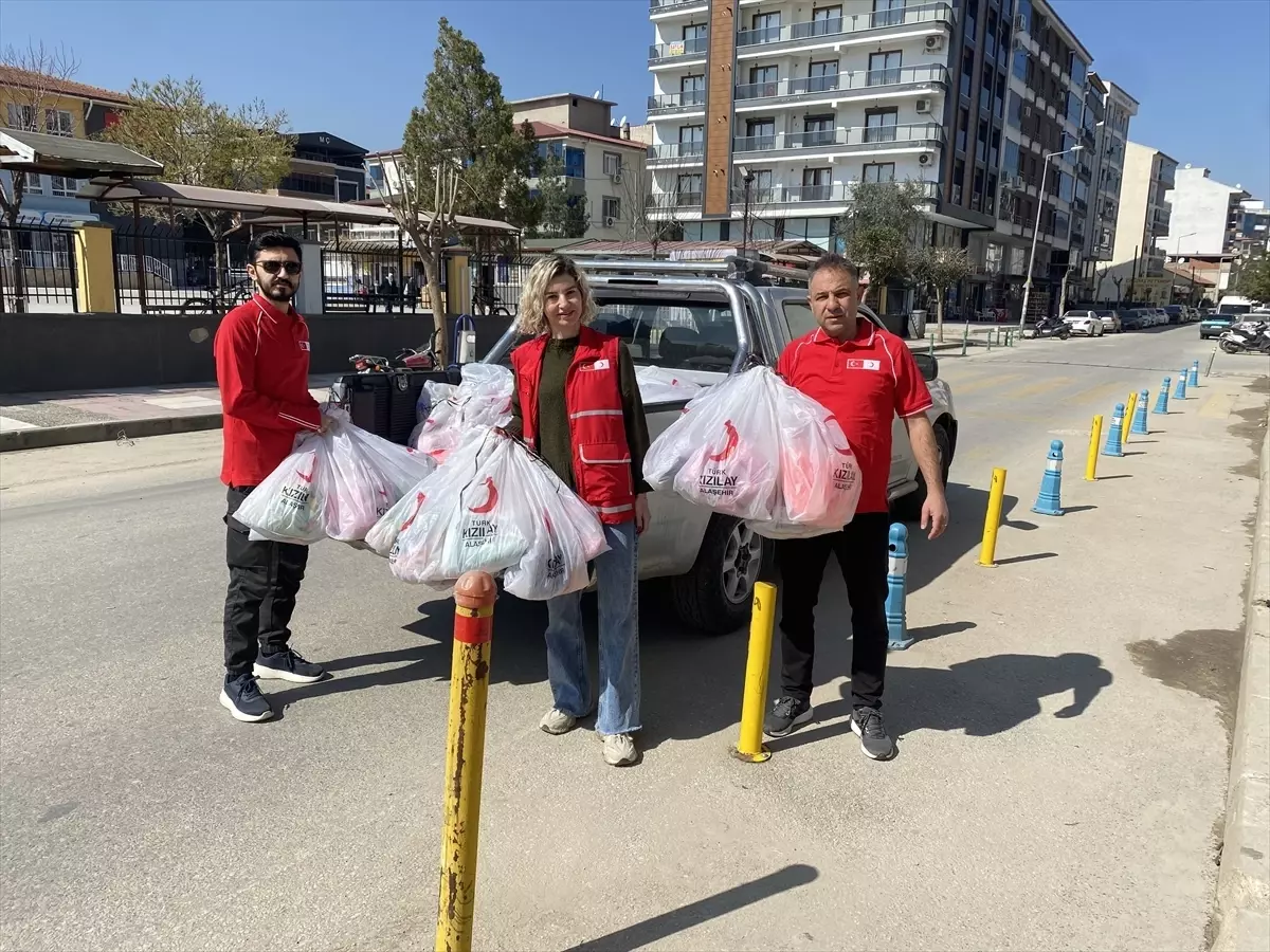 Alaşehir'de Kızılay’dan Bayram Öncesi 800 Çocuk Kıyafeti Dağıtımı