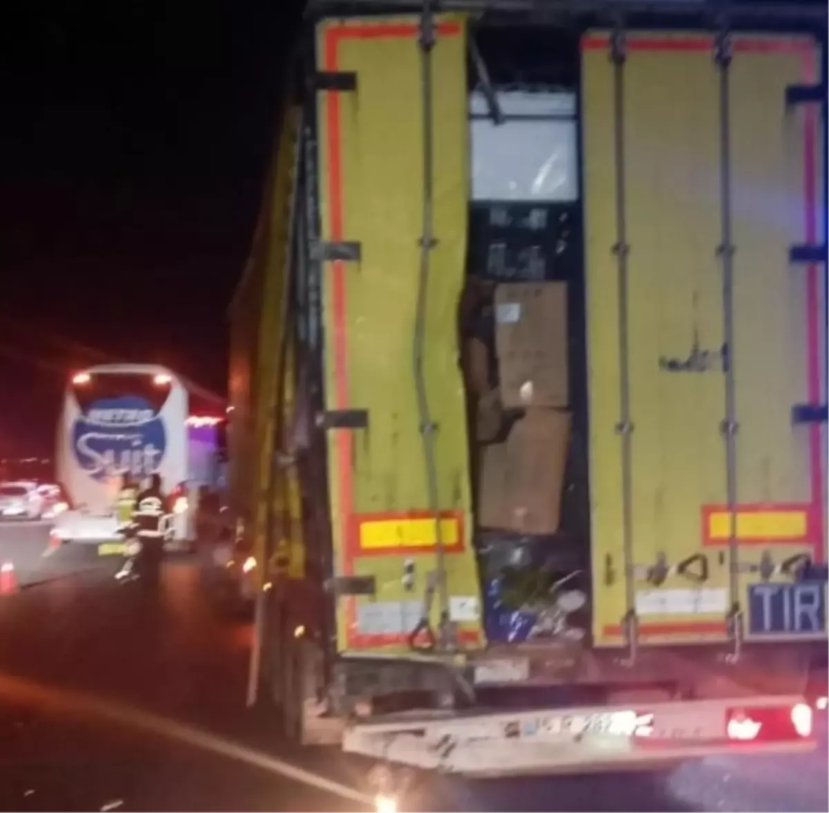 Merzifon’da Otobüs‑TIR Çarpışması: 11 Yaralı, Soruşturma Başlatıldı