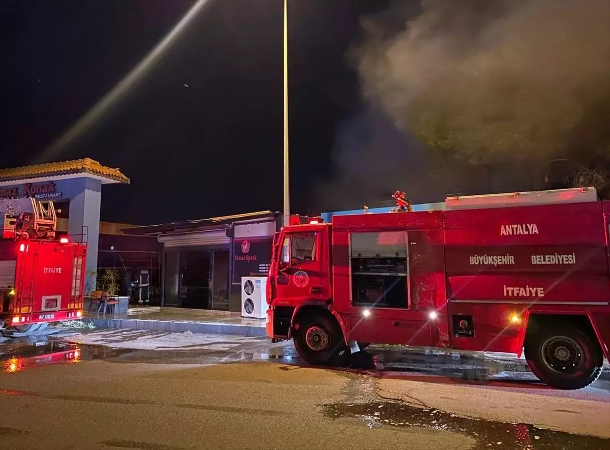 Serik'te Zincir Markette Çıkan Yangın Kontrol Altına Alındı