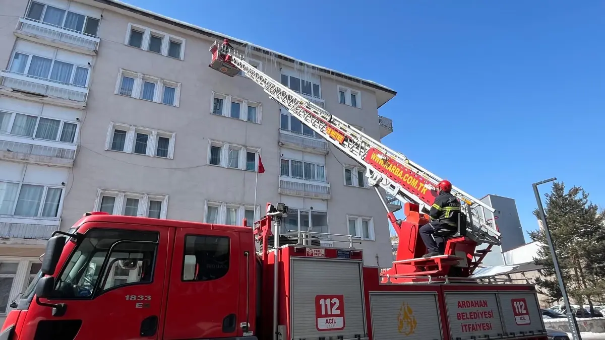 Ardahan’da Buz Sarkıtları Vatandaşı Tehlikeye Atıyor