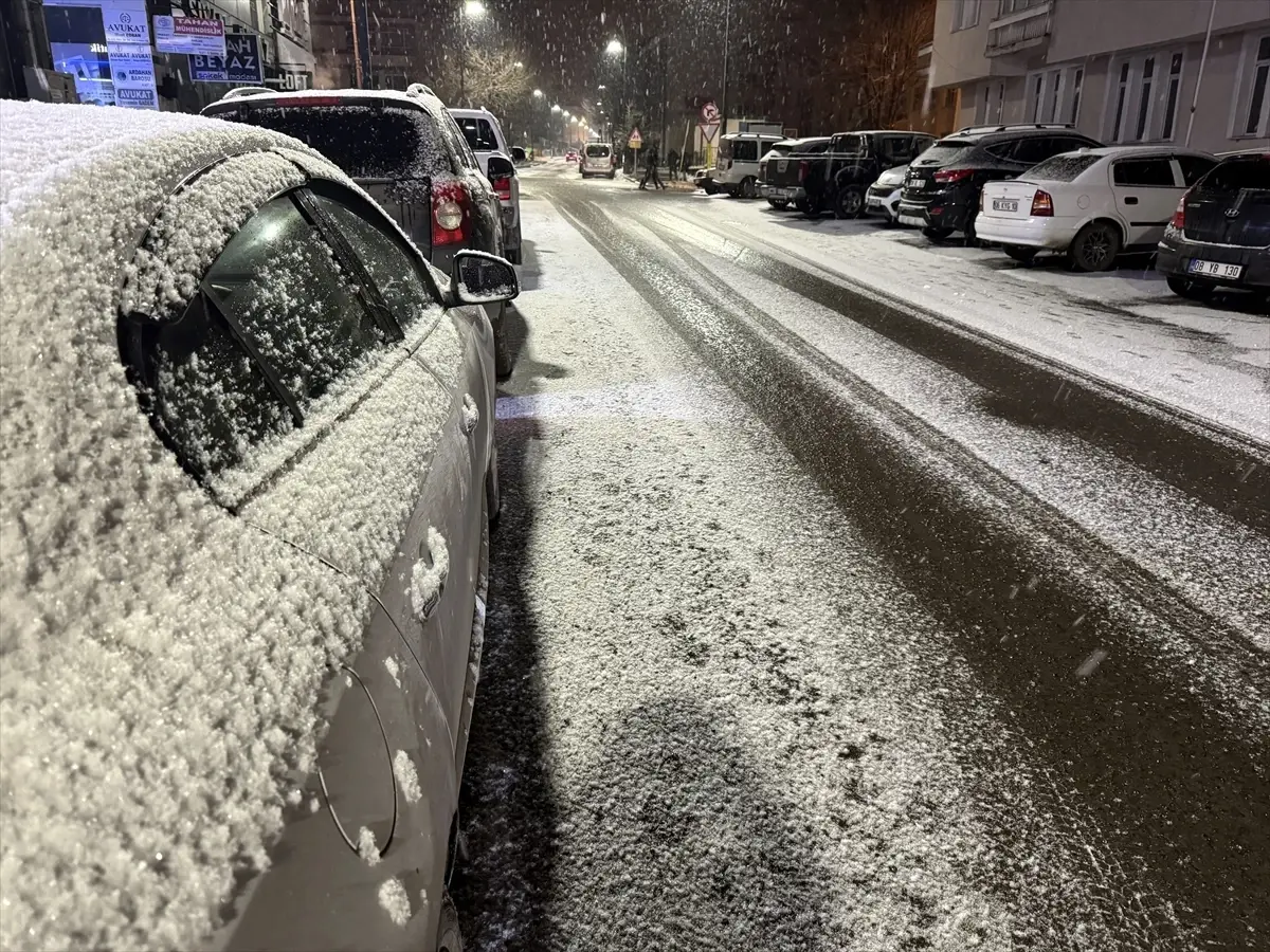 Ardahan’da Şiddetli Kar Yağışı Sürücüleri Uyarıyor
