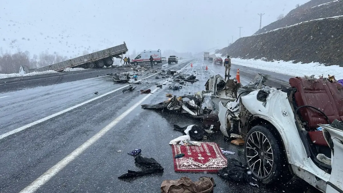 Tatvan'da TIR Çarpması: 2 Ölü, 5 Yaralı
