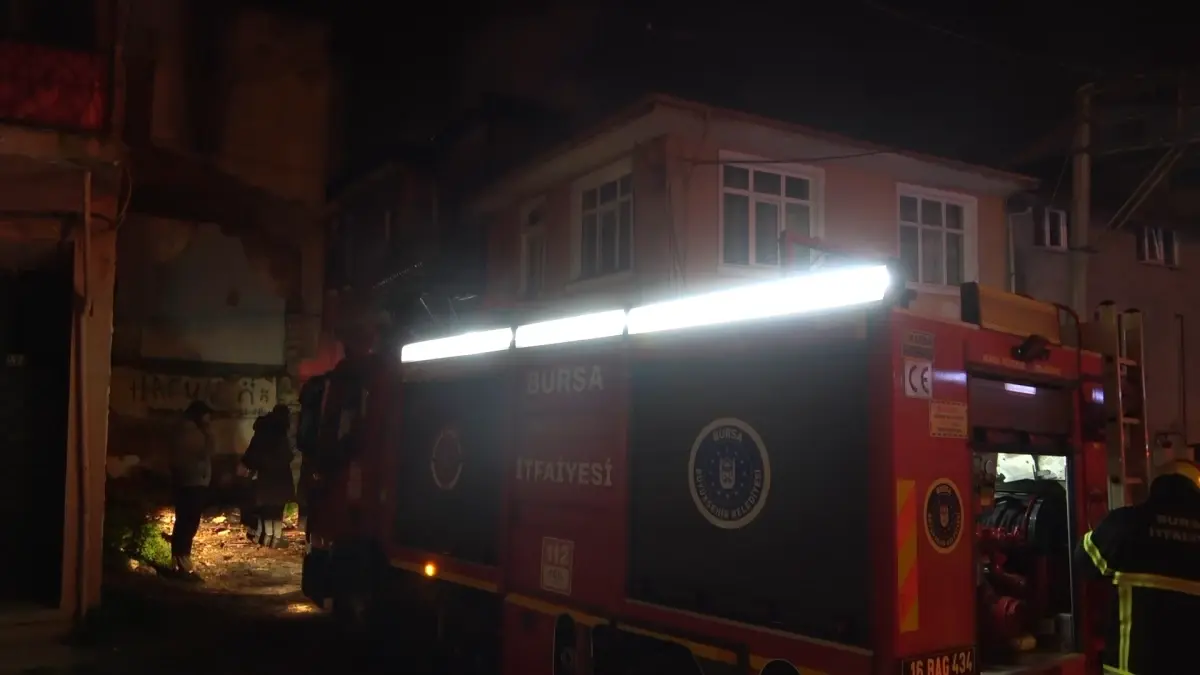 Bursa Osmangazi'de Metruk Bina Yangını Hızlıca Söndürüldü