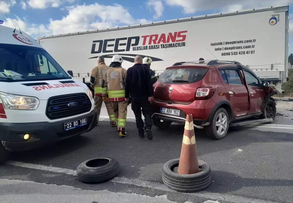 Edirne'de Trafik Kazası: Otomobil Tira'ya Çarptı, Sürücü Yaralandı