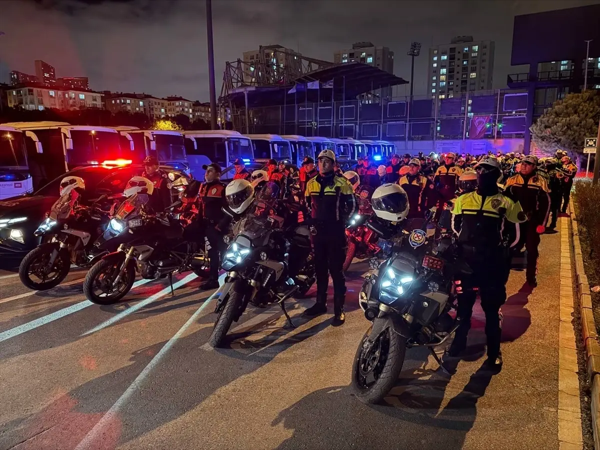 Esenyurt’ta Polis Ekipleri Asayiş ve Trafik Kontrolleriyle Sokakları Güvence Altına Aldı