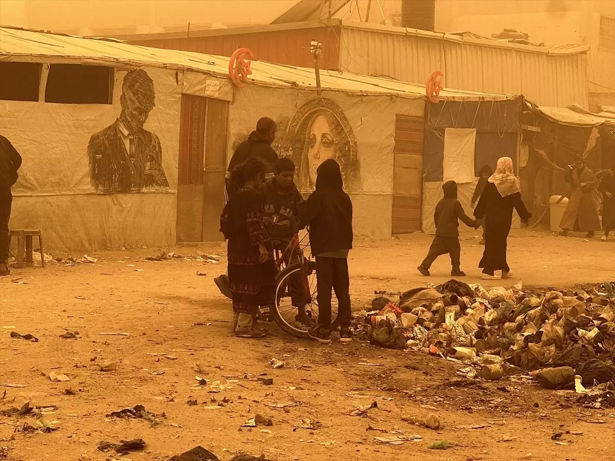 Gazze'de Şiddetli Kum Fırtınası, Yerinden Edilen Halkın Zor Günlerini Derinleştiriyor