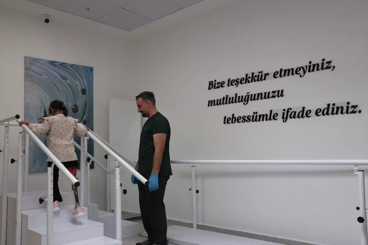 7 Yaşındaki Zeynep, Yeni Protez Bacağıyla İlk Adımlarını Attı