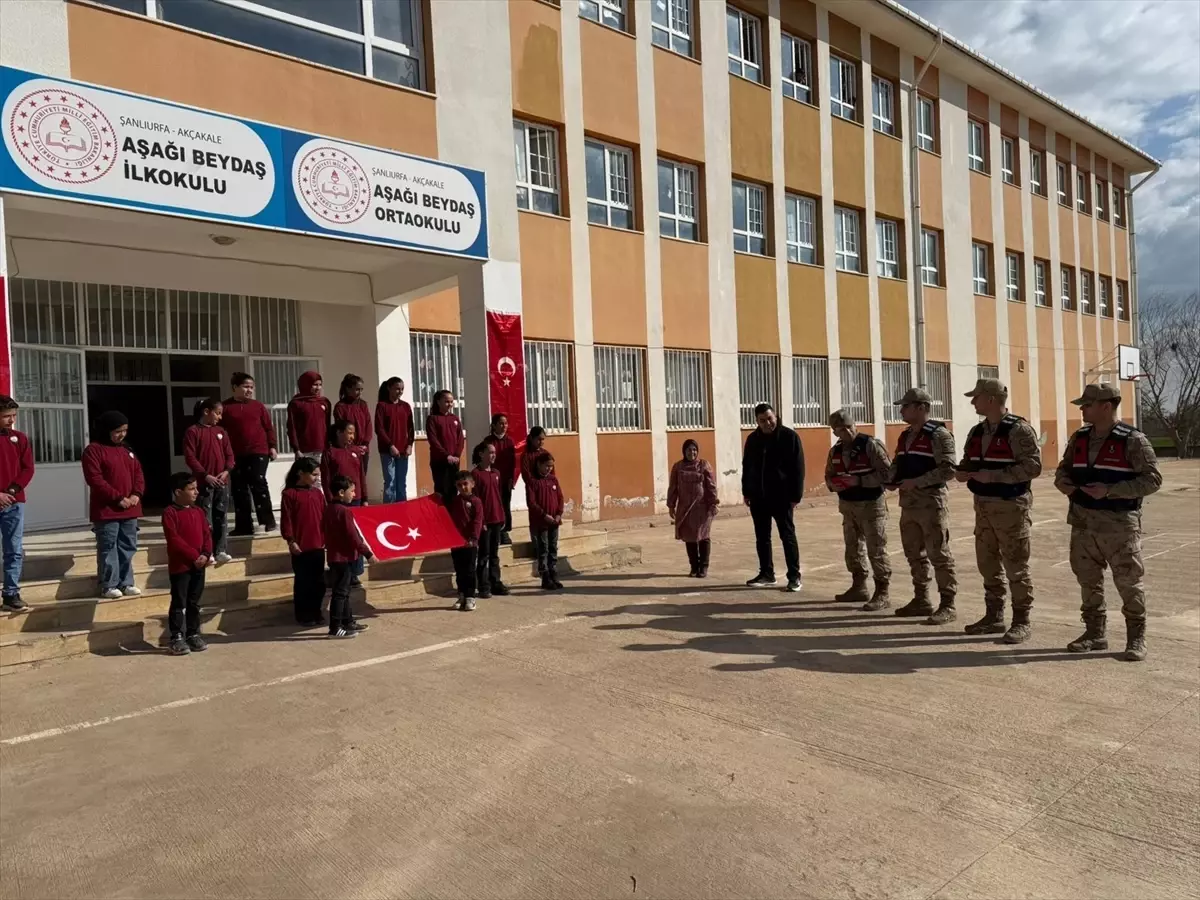 Akçakale'de İlkokul Öğrencileri Jandarmaya Sevgi Dolu Mektuplar Yazdı
