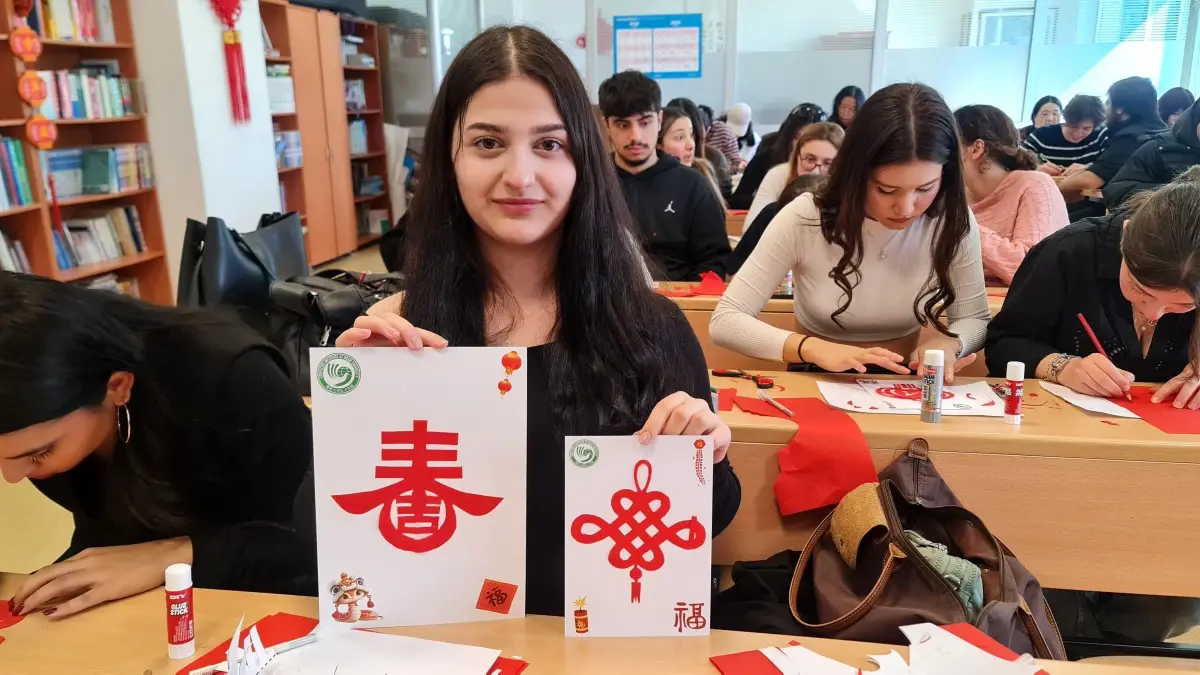 İstanbul’da Öğrencilerle Geleneksel Çin Kağıt Kesme Sanatı Buluşması