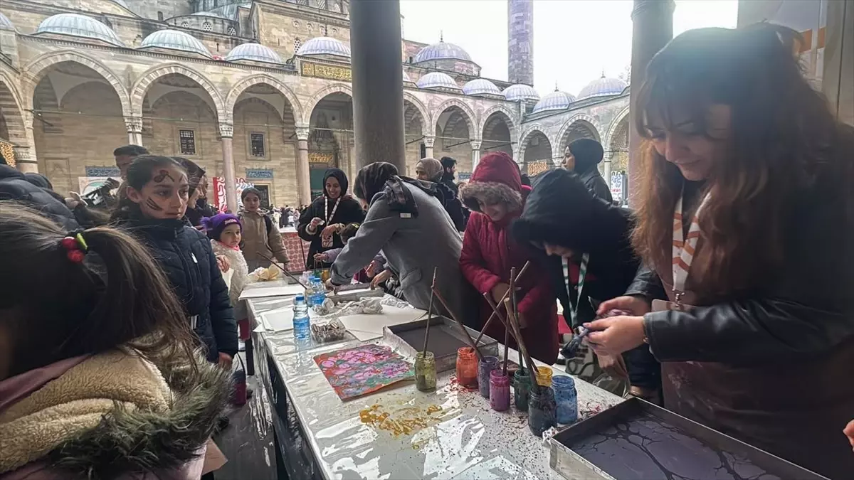 Fatih’te Çocuklar Süleymaniye Camii’nde Ramazan İftarına Coştu