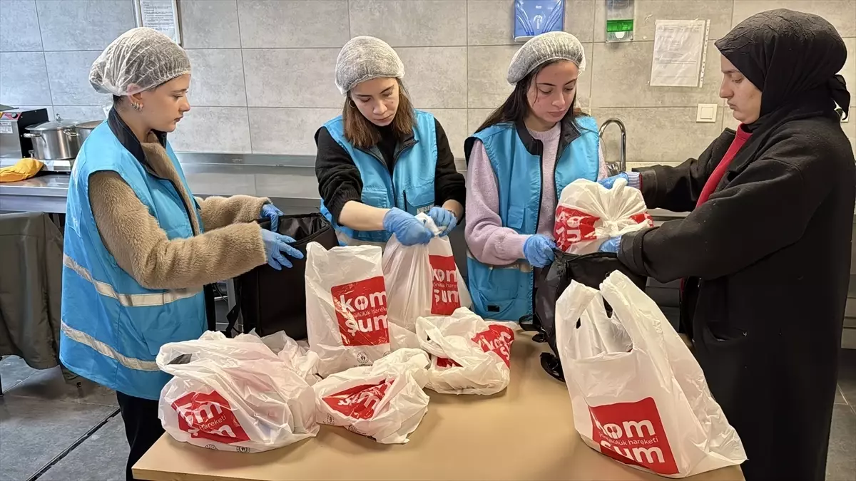 Kırşehir'de Üniversite Öğrencileri Ramazan İftarını Yaşlı ve Engellilere Taşıdı