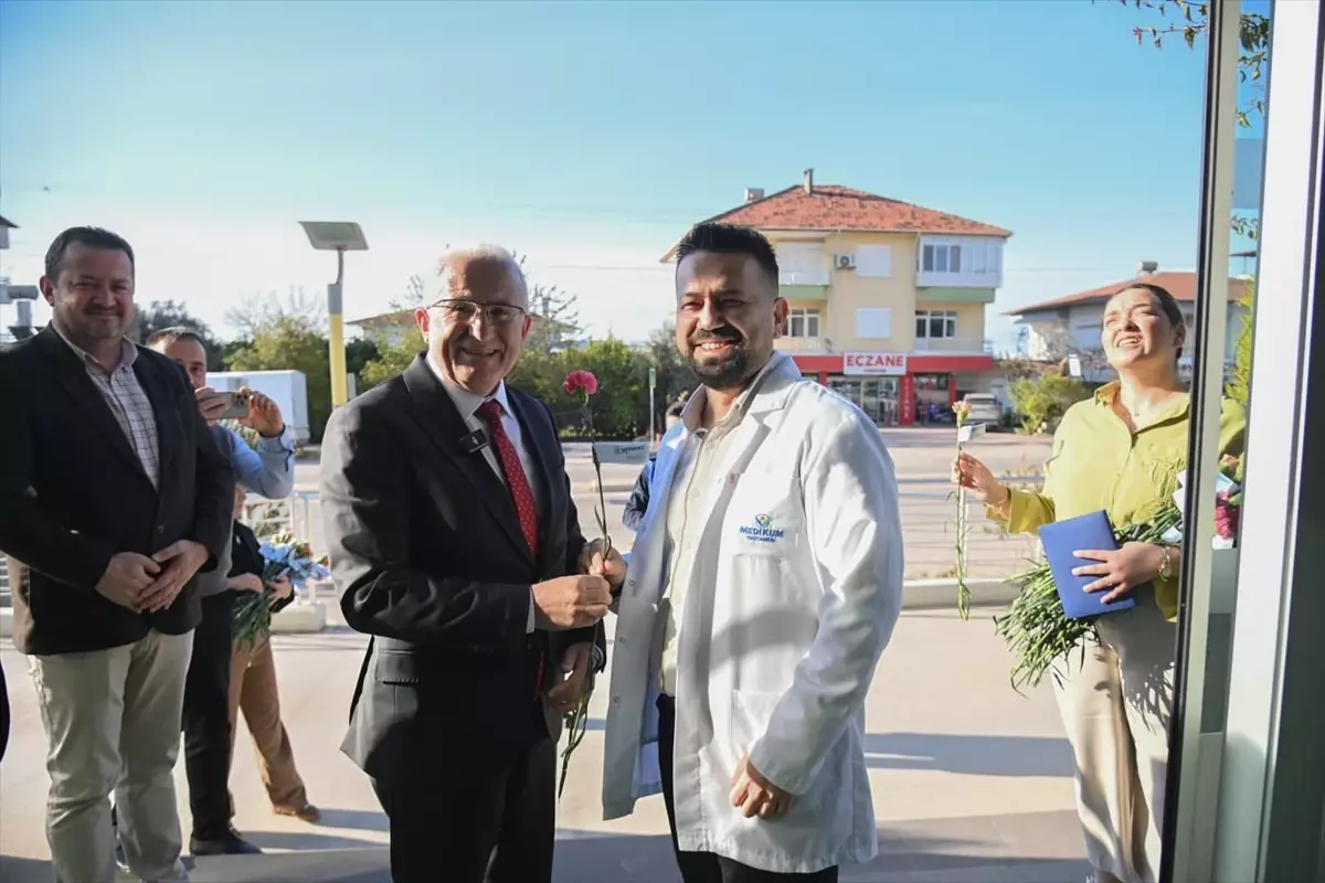 Kumluca’da Tıp Bayramı Coşkusu: Belediye Başkanı Avcıoğlu’ndan Sağlık Çalışanlarına Çiçek