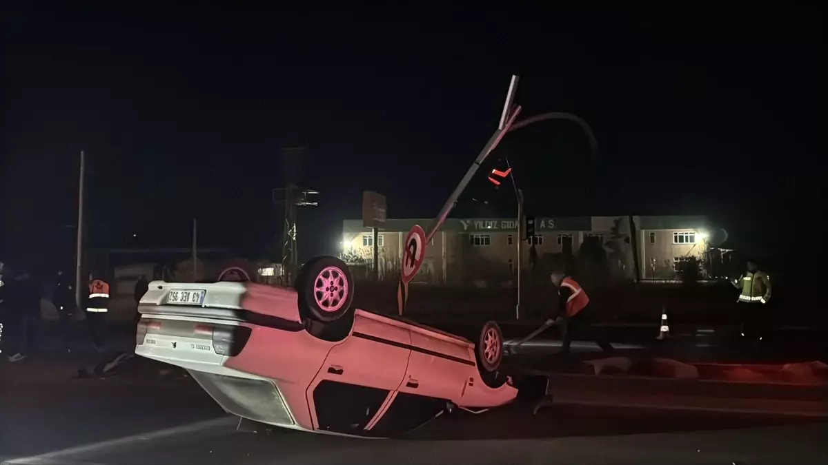 Kütahya’da Kırmızı Işık Çarpması Sonrası Araç Devrildi, Sürücü Hastaneye Kaldırıldı