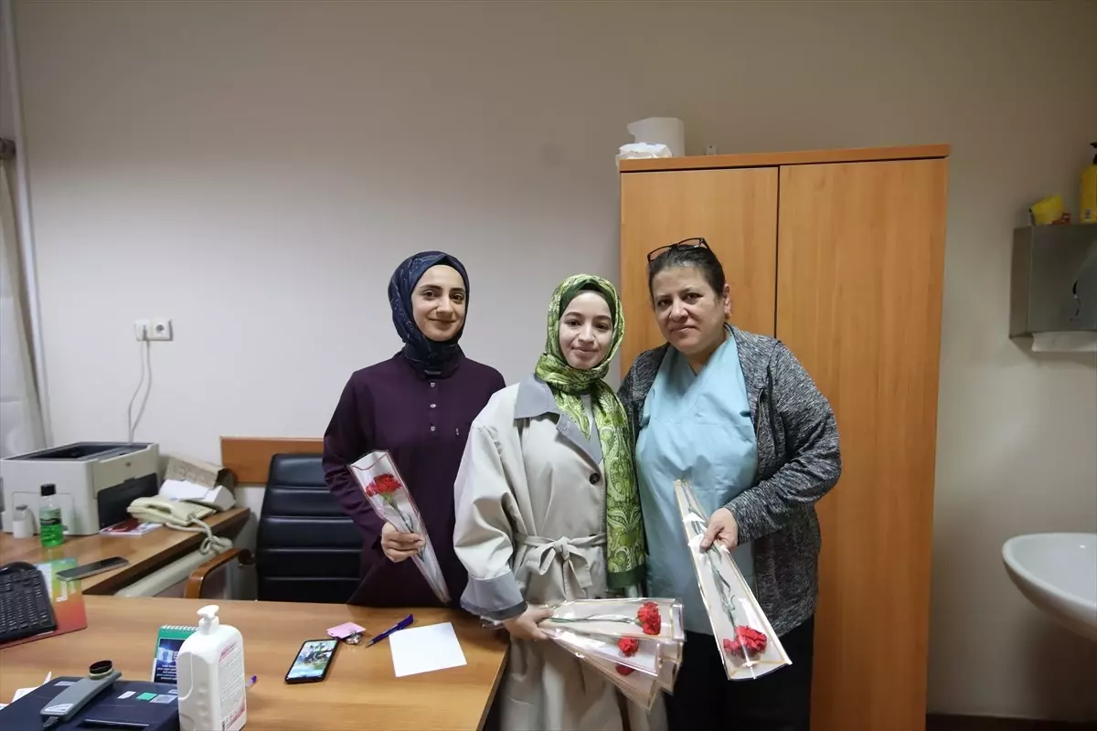 Darende Hastanesi’nde Tıp Bayramı Coşkusu: Sağlık Çalışanlarına Çiçek ve Teşekkür
