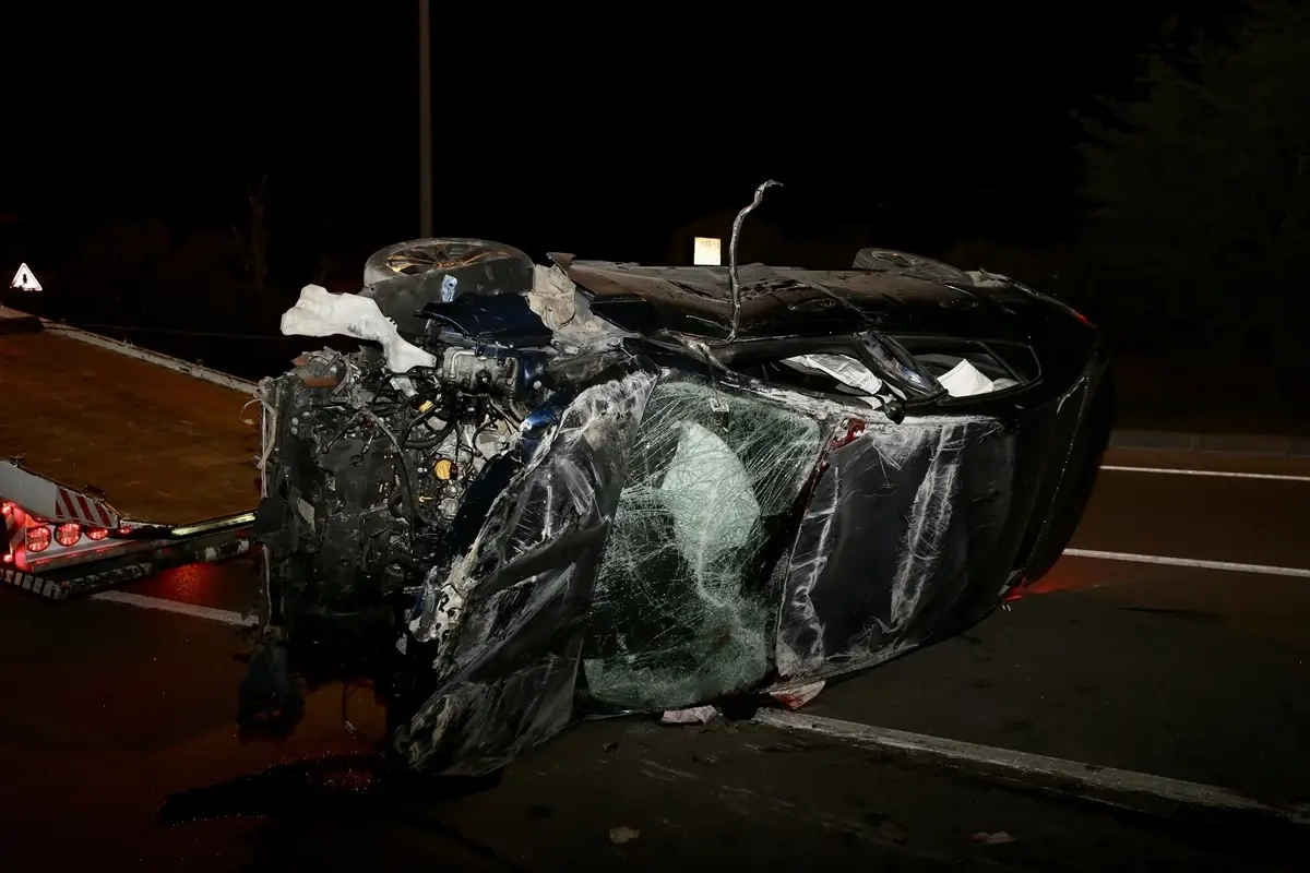 Fethiye'de Kaldırıma Çarpan Otomobil Devrildi, 2 Yaralı