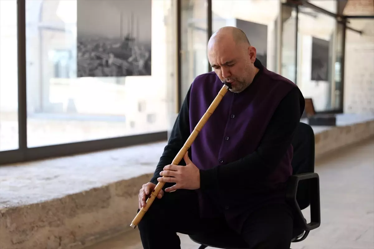 Neyzen Serkan Kamacı, Muradiye Mevlevihanesi’nde Gençlere Geleneksel Müzik Öğretiyor
