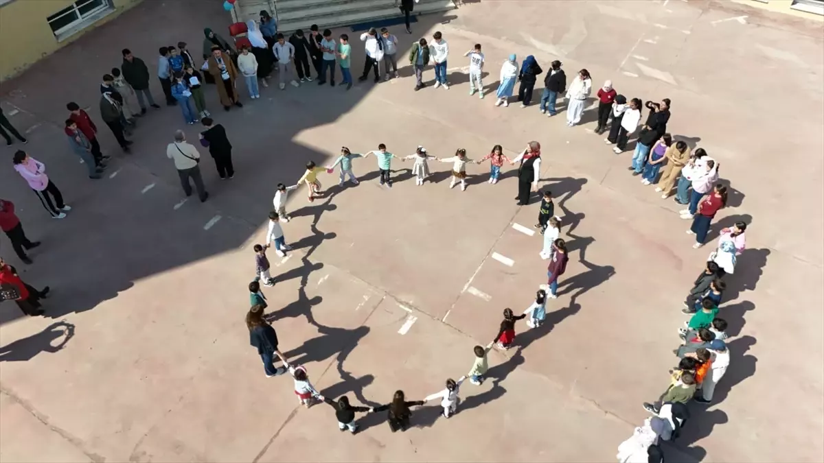 Ödemiş’te Şehit Yasin Naci Ağaroğlu İmam Hatip Ortaokulu’nda Arife Çiçeği Bayram Coşkusu