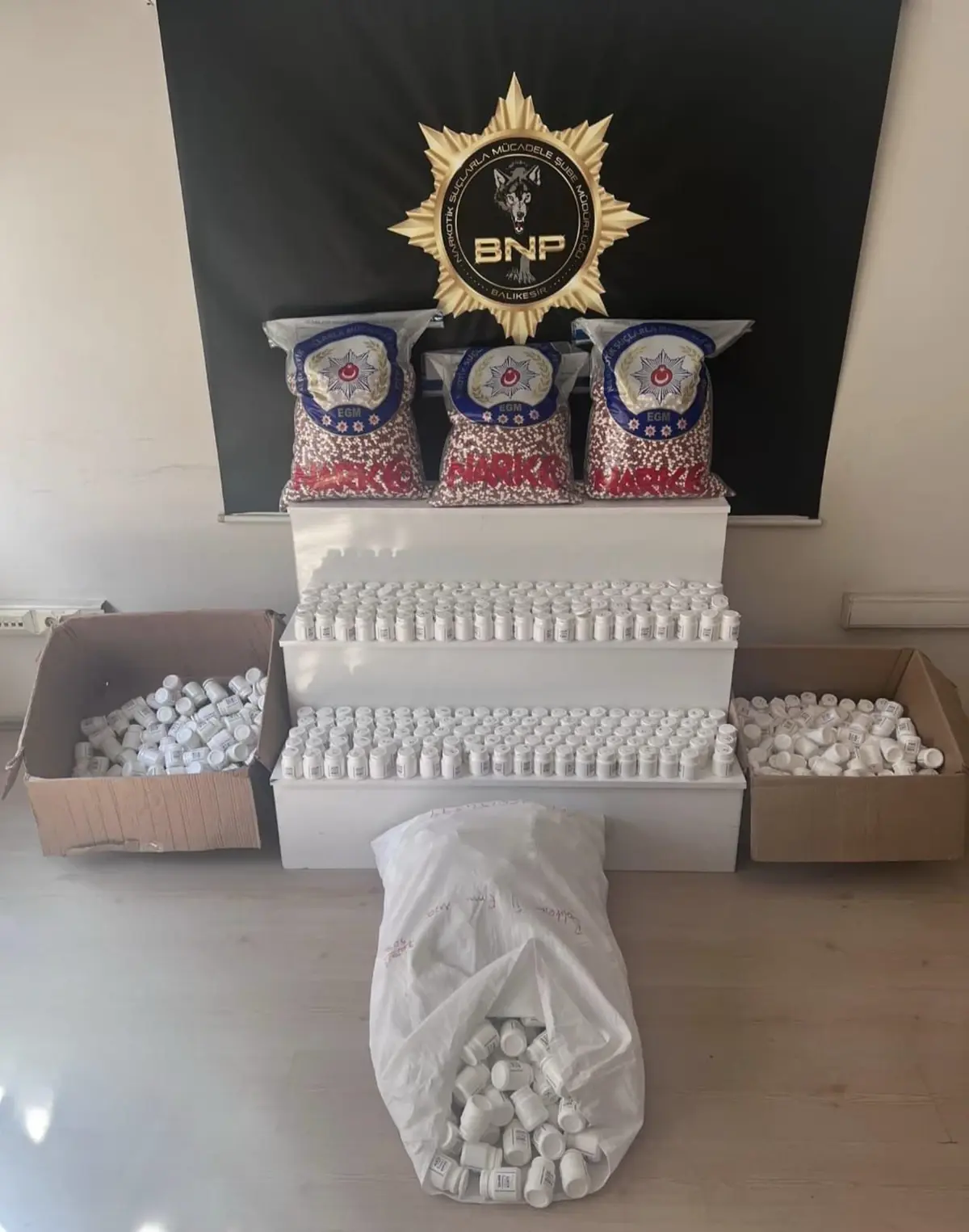 Balıkesir'de 53.000'den Fazla Sentetik Hap Ele Geçirildi: 2 Şüpheli Tutuklandı