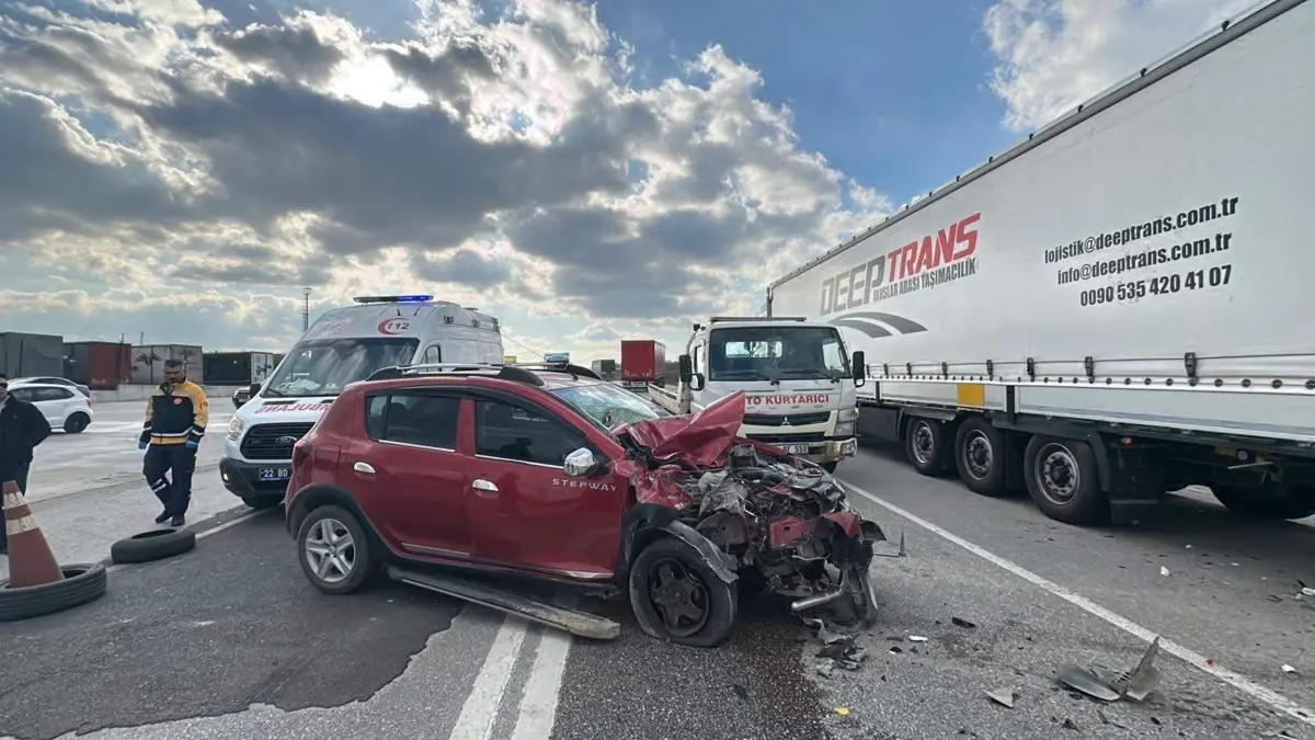 Edirne'de Park Halindeki TIR'a Çarpan Otomobil Sürücüsü K.Ç. Yaralandı