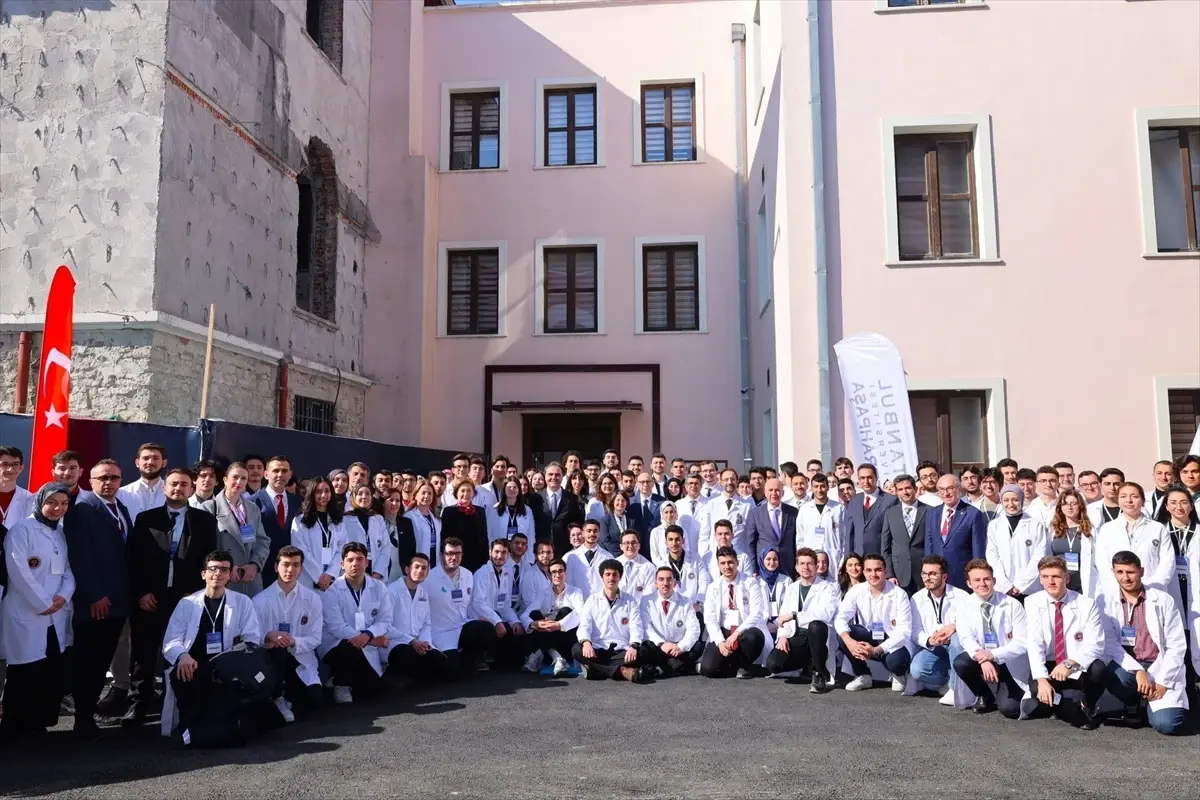 Sağlık Bakanı Memişoğlu, Genç Hekimlerle Tıp Bayramı'nda Geleceği Konuştu