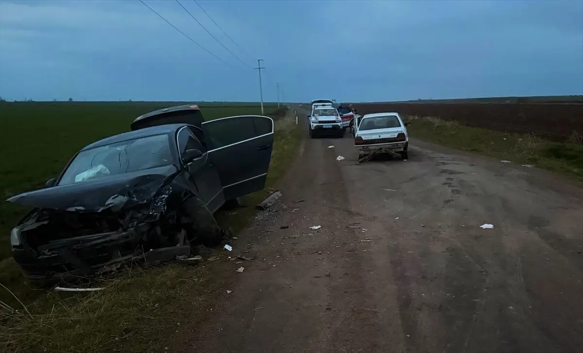 Siverek'te İki Araç Çarpıştı: 3 Kişi Yaralı