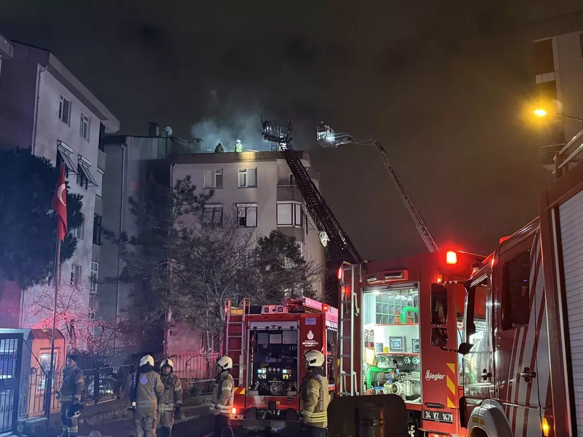 Üsküdar’da 5 Katlı Apartmanın Çatı Katında Yangın Kontrol Altına Alındı