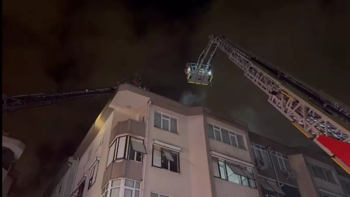 İstanbul Üsküdar’da Çatı Katındaki Yangın Kontrol Altına Alındı