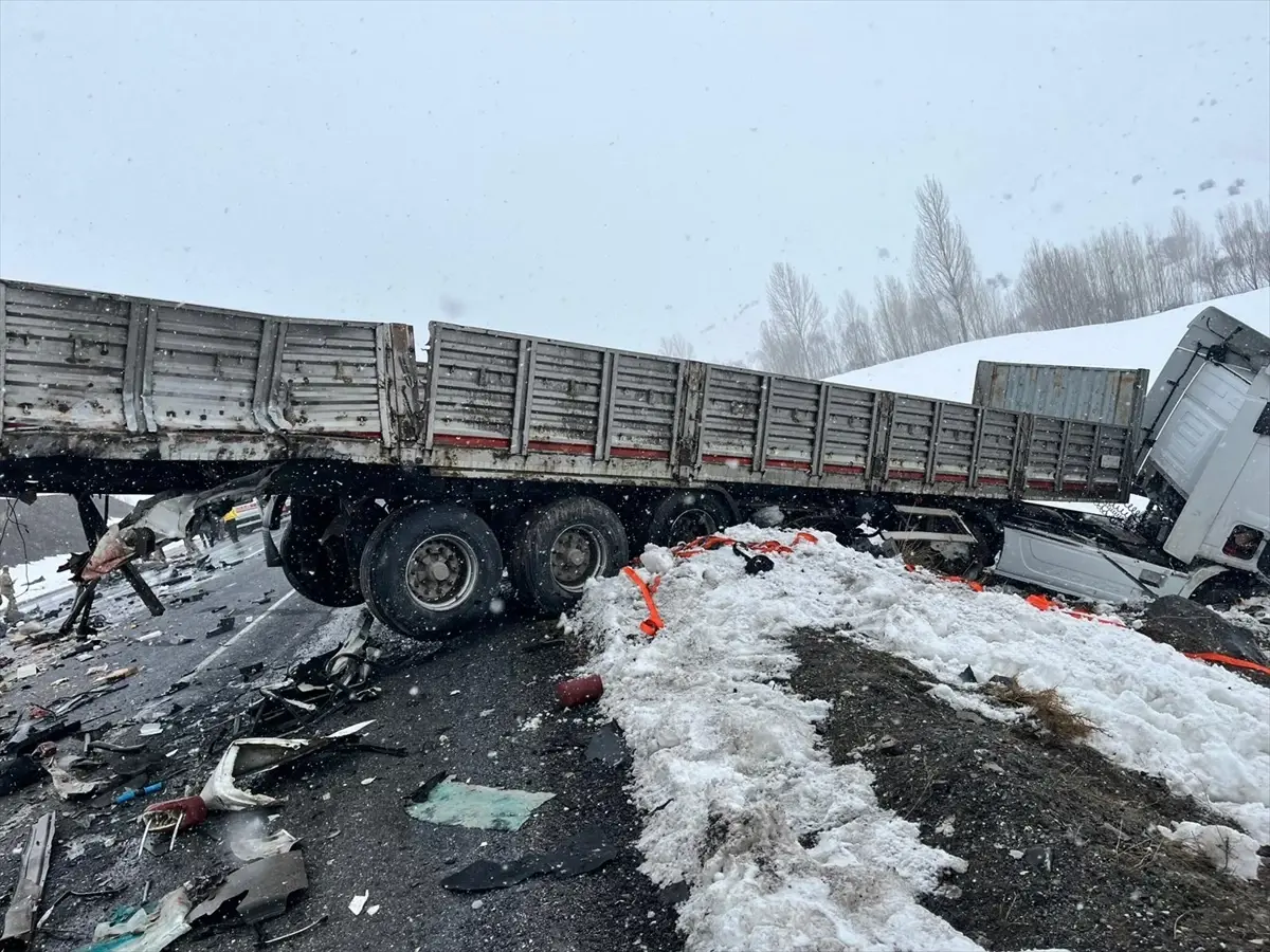Van'ın Gevaş İlçesinde Otomobil ve Tır Çarpışması: 2 Ölü, 3 Yaralı
