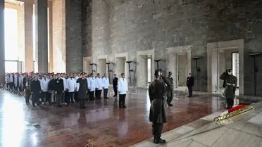 Anıtkabir önünde toplanan tıbbiyeliler