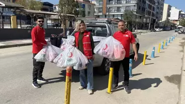 Kızılay gönüllülerinin çocuk kıyafetlerini paketlemesi
