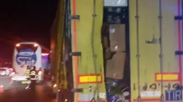 Kaza sonrası otobüs ve TIR