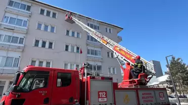 Buz sarkıtlarının yakın çekim görüntüsü